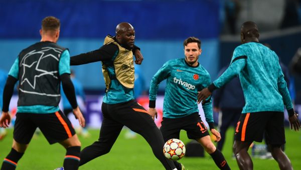 لوكاكو (وسط) يقود هجوم تشيلسي اليوم أمام برايتون