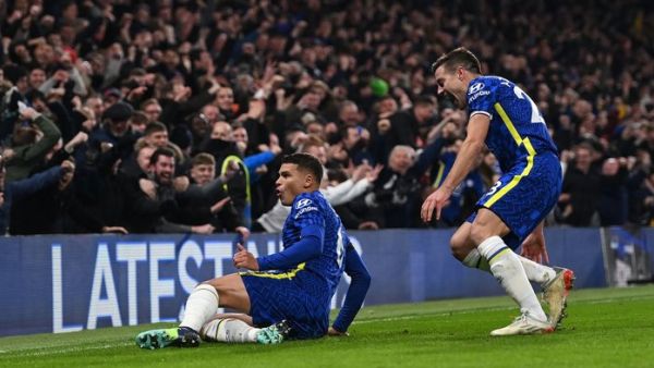 تياغو سيلفا (يسار) سجل هدف تشيلسي الثاني (المصدر: تيليغراف)