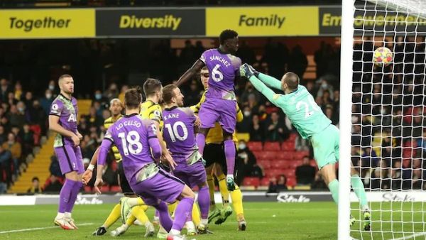 هدف انتصار توتنهام جاء في اللحظات الأخيرة (المصدر: إندبندنت)