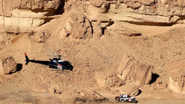 شاب سعودي يتحدى سائقي داكار العالمي بـ "وانيت داتسون"