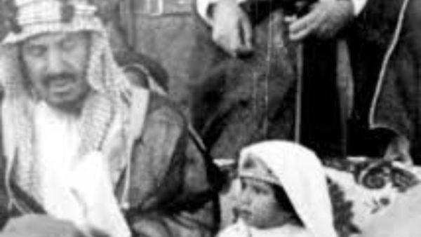 الملك سلمان مع والده الملك عبدالعزيز آل سعود