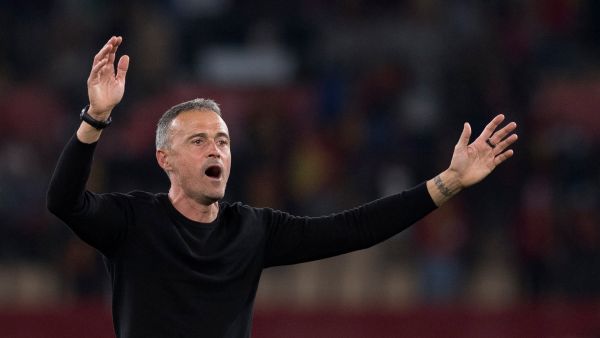 لويس إنريكي أحد المرشحين لقيادة مانشستر يونايتد