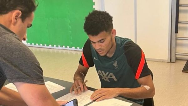 لويس دياز يوقع على كشوفات ليفربول (المصدر: تويتر)