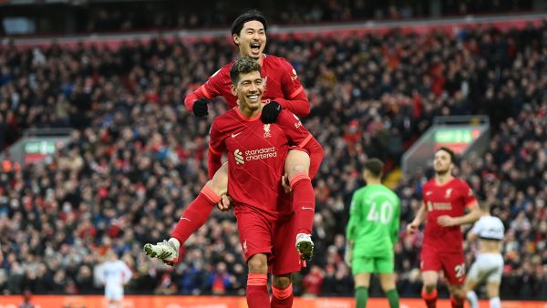 مينامينو يحتفل مع فيرمينو بهدفه (المصدر: حساب الدوري الإنجليزي الرسمي)