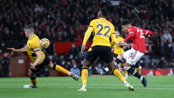 مانشستر يونايتد يسقط على أرضه وبين جماهيره (المصدر: حساب الدوري الإنجليزي الرسمي على تويتر)