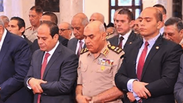 محمود السيسي الاول في الصورة من اليمين