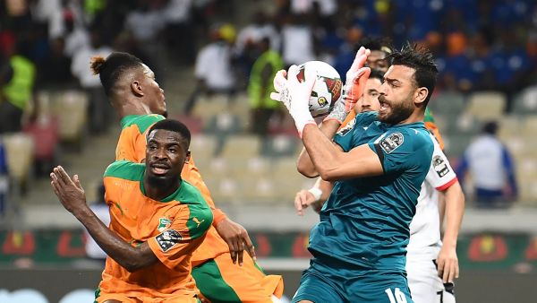 أبو جبل (يمين) يقود مصر لربع النهائي