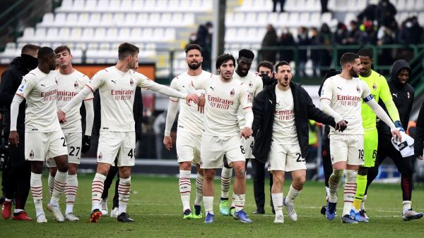 ميلان يواجه سبيزيا وعينه على النقاط الثلاث لانتزاع صدارة الدوري الإيطالي من جاره إنتر