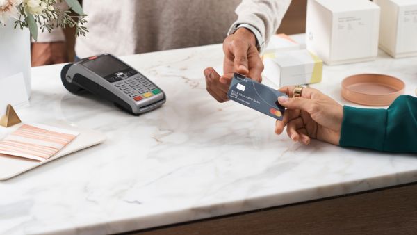 تتعاون ماستركارد مع شركاء بارزين لديهم حصة كبيرة في السوق، بمن فيهم بنك ابوظبي التجاري، وشركة نتورك إنترناشيونال، وبنك رأس الخيمة الوطني (راك بنك) في دولة الإمارات برنامج التقسيط من ماستركارد يوفر المزيد من خيارات الدفع للمستهلكين في الإمارات والسعودية