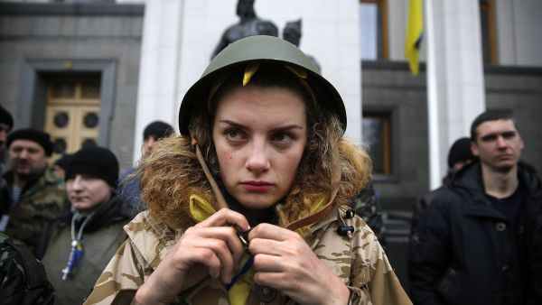 الدفاع الاوكرانيا تزج بالنساء في الحرب