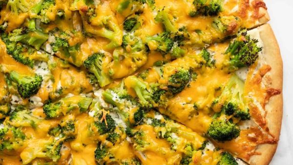 بيتزا البروكلي بجبنة الشيدر