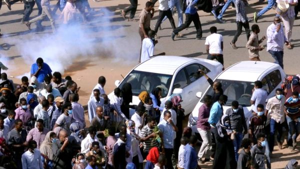 الأمن يتصدى للمتظاهرين في شوارع الخرطوم