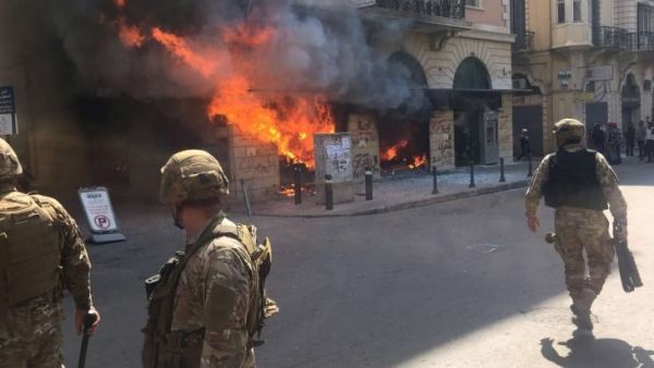 احراق مصرف في لبنان