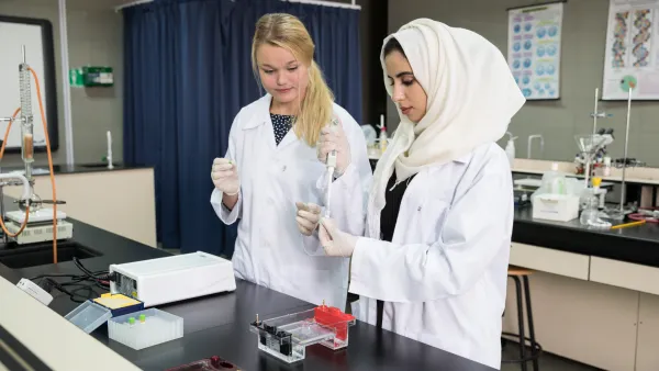جامعة أبوظبي والمؤسسة الدولية لإدارة المخاطر والسلامة توقعان مذكرة تعاون
