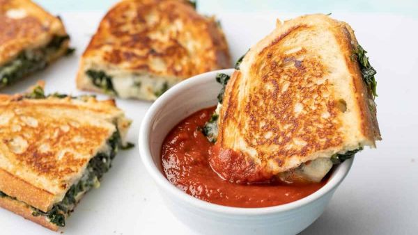 ساندويتشات السبانخ وجبنة الفيتا المشوية