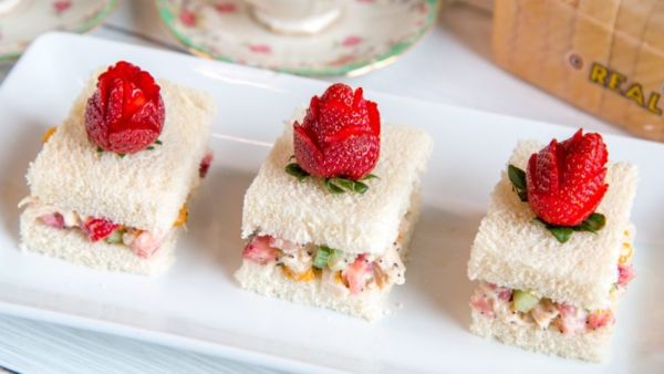 سندويش سلطة الدجاج بالفراولة