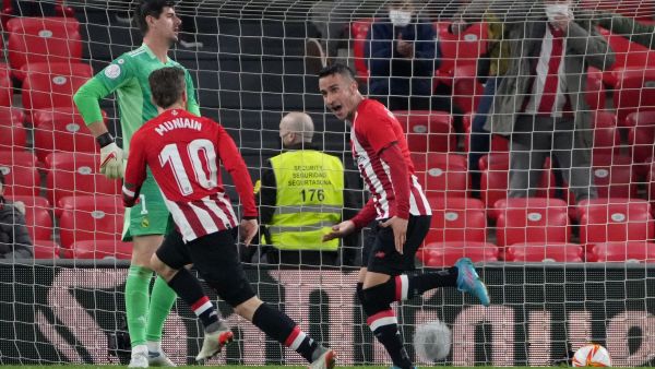 بيرينغير (يمين) يحتفل بهدفه مع إيكير مونياين