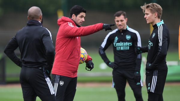 آرتيتا (وسط) يشرف على تدريبات آرسنال (المصدر: حساب آرسنال الرسمي على تويتر)