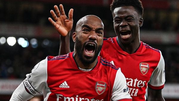 لاكازيت (يسار) يقود آرسنال للفوز (المصدر: تويتر)