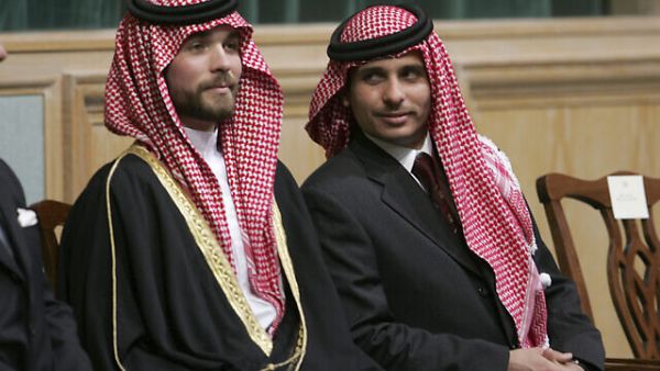 الأمير حمزة (يمين) برفقة شقيقه الأمير هاشم