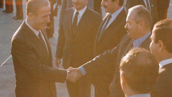 رئيس الديوان الملكي الهاشمي الأسبق عدنان أبو عودة يصافح حافظ الاسد