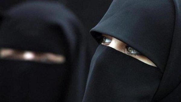  أقبلت الكثير من الفتيات والنساء على شراء البرقع على اختلاف أشكاله وألوانه