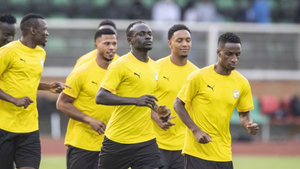 ماني (وسط) يقود السنغال اليوم أمام مصر