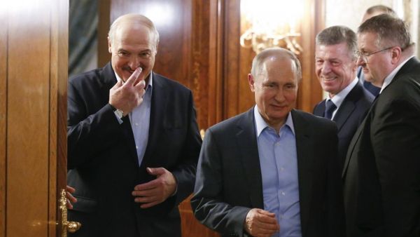 أعلنت الولايات المتحدة اليوم الاثنين عن تعليق عمل سفارتها في العاصمة البيلاروسية مينسك