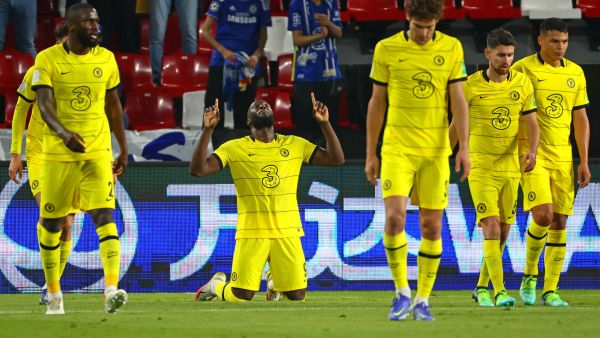 لوكاكو (وسط) يحتفل بهدفه في شباك الهلال