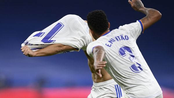 آسينسيو (يسار) يمنح ريال مدريد 3 نقاط مهمة في سباق الفوز بلقب الليغا