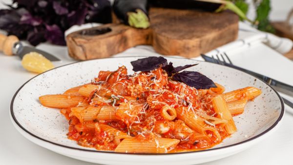 معكرونة بصوص الطماطم الكريمي 