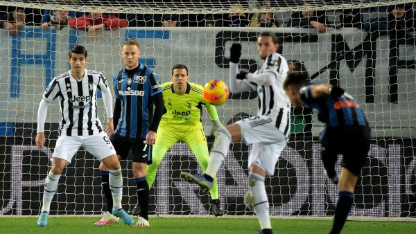مالينوفسكي (يمين) يسجل هدفاً رائعاً في شباك فويتشيك تشيزني حارس يوفنتوس