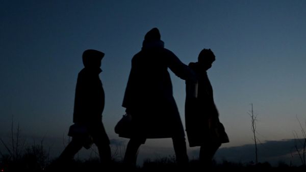 Migrants walk toward a camp on the Turkish side of the Turkey-Greece border near the Pazarkule crossing gate in Edirne province on March 7, 2020 as makeshift camps have sprung up around the border where thousands of refugees have been encouraged by Turkey to leave for the European Union, in a bid to gain Western backing in Syria. AFP / Ozan KOSE immigrant families