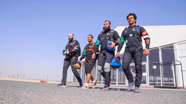  شباب الكويت يقفزون بأكبر علم "فئة السقوط الحر"