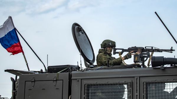 Russian troops are pictured in a joint convoy with Turkish troops (unseen) patrolling in oil fields near the town of al-Qahtaniyah, in Syria's northeastern Hasakeh province close to the Turkish border, on February 4, 2021. / AFP / Delil SOULEIMAN Russian troops