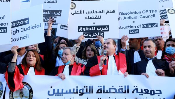 Tunisian judges shout slogans against the dissolution of the Supreme Judicial Council
