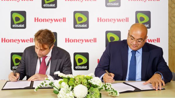 هانيويل واتصالات مصر توقعان مذكرة تفاهم لابتكار حلول متقدمة للمباني والمدن الذكية