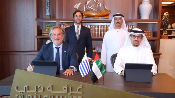 غرف دبي توقع مذكرة تفاهم مع غرفة التجارة والخدمات في الأوروغواي لتعزيز الشراكات الاقتصادية