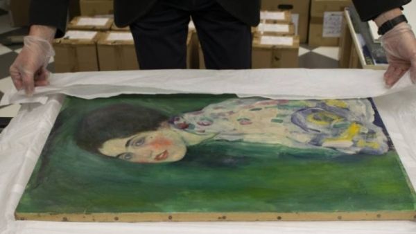 بيع نسخة من لوحة «القبلة» للرسام جوستاف كليمت بيع نسخة من لوحة «القبلة» للرسام جوستاف كليمت