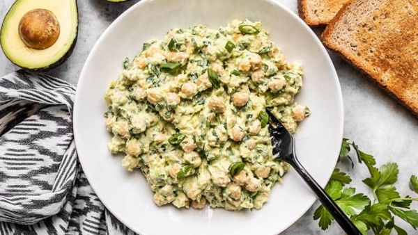 سلطة البصل الأخضر بالأعشاب والحمص