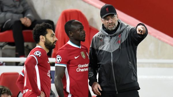 Liverpool's German manager Jurgen Klopp (R) speaks with Liverpool's Senegalese striker Sadio Mane (C) and Liverpool's Egyptian midfielder Mohamed Salah (L). / AFP / POOL / PETER POWELL