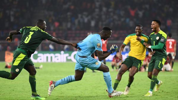 Senegal's goalkeeper Edouard Mendy (C) celebrates with teammates after winning the Africa Cup of Nations (CAN) 2021 final football match between Senegal and Egypt at Stade d'Olembe in Yaounde on February 6, 2022. (Photo by CHARLY TRIBALLEAU / AFP)