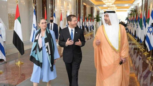 الرئيس الاسرائيلي "هرتسوغ" وزوجته مع الشيخ محمد بن زايد