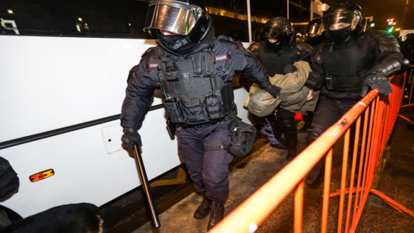 اعتقال 60 شخصا في 23 من أقاليم البلاد يتهمون بأنهم أنصار منظمة شبابية أوكرانية ذات توجهات نازية.