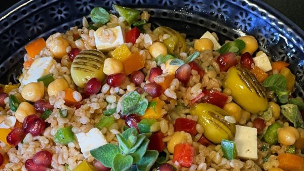 سلطة البرغل مع الزيتون المشوي