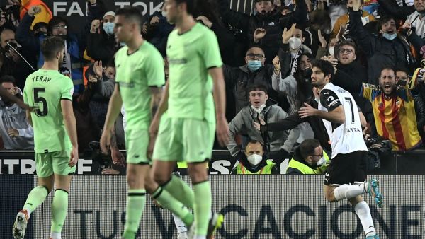 غيديش (يمين) يحتفل بهدفه الحاسم