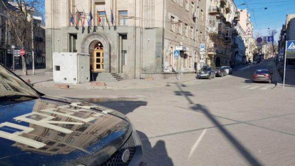 يُمنع التنقل في أنحاء المدينة دون إذن خاص