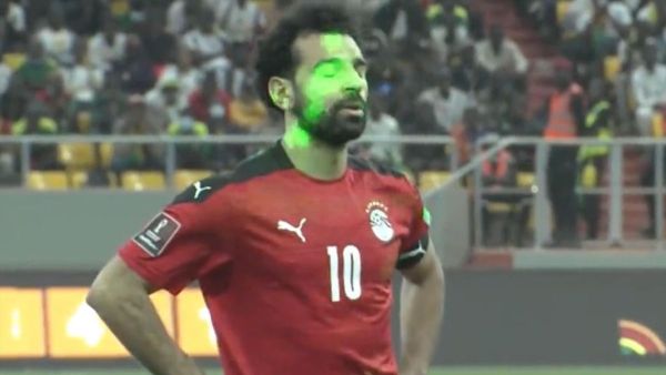 صلاح يتعرض للمضايقات قبل تنفيذ ركلة ترجيح مصر الأولى (المصدر: يوروسبورت)