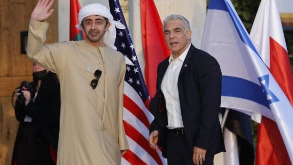 Israeli Foreign Minister Yair Lapid with UAE's Abdullah bin Zayed al-Nahyan 