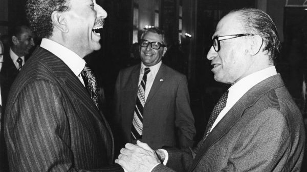 Anwar Sadat (L), Menachem Begin 